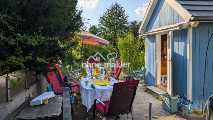 Sitzecke vor dem Gartenhaus