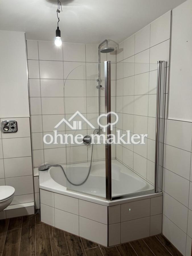 Eckbadewanne und Dusche
