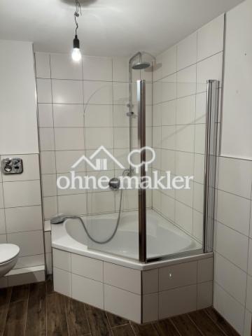 Eckbadewanne und Dusche