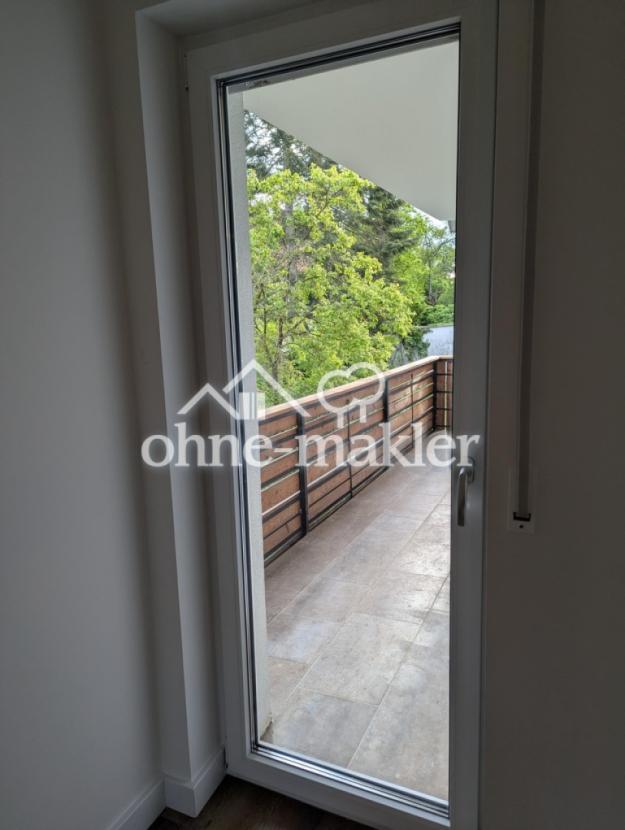 Schlafzimmer (Blick auf Balkon