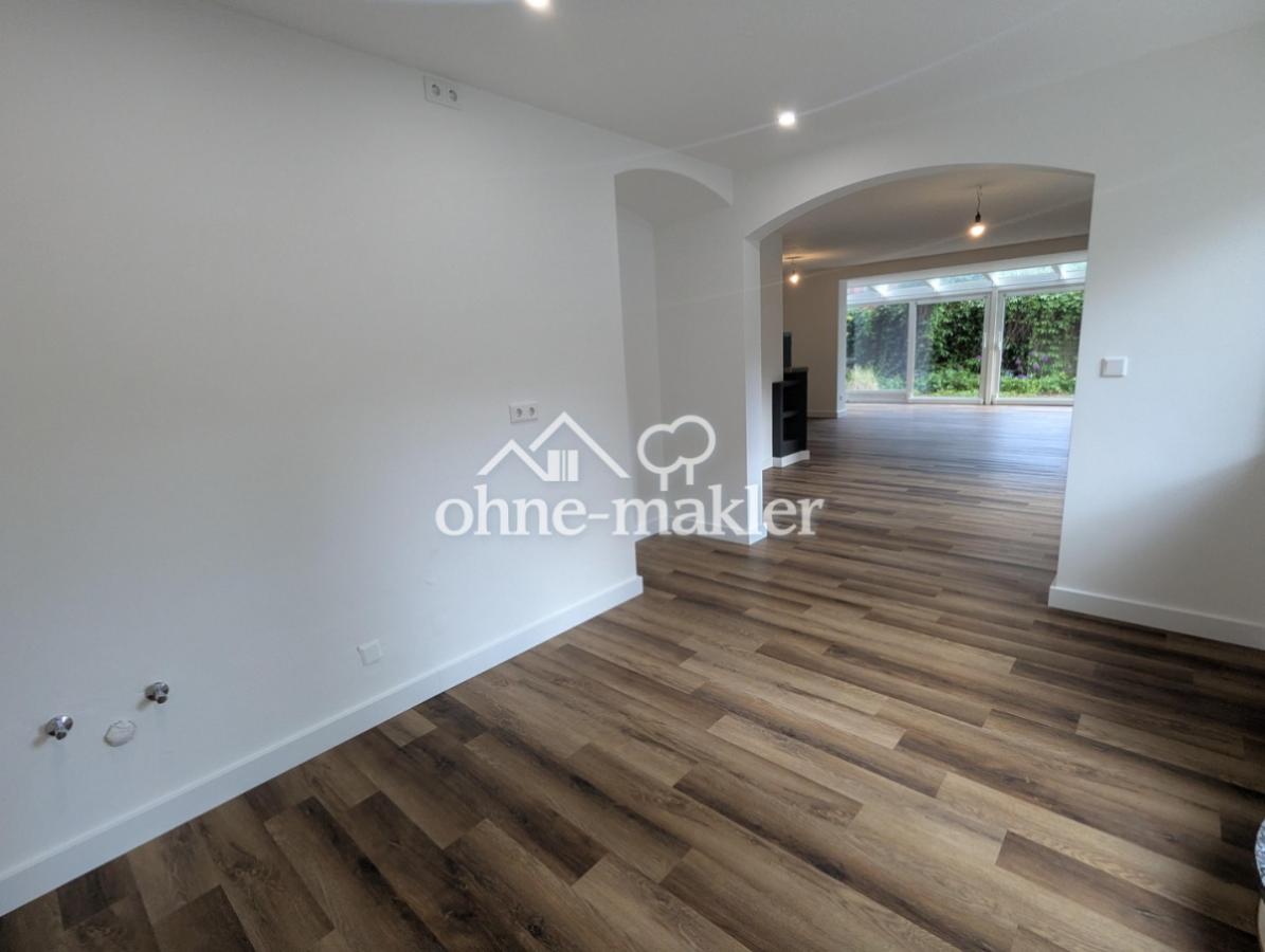 Küche (Blick ins Wohnzimmer)