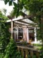 große Terrasse mit Pergola
