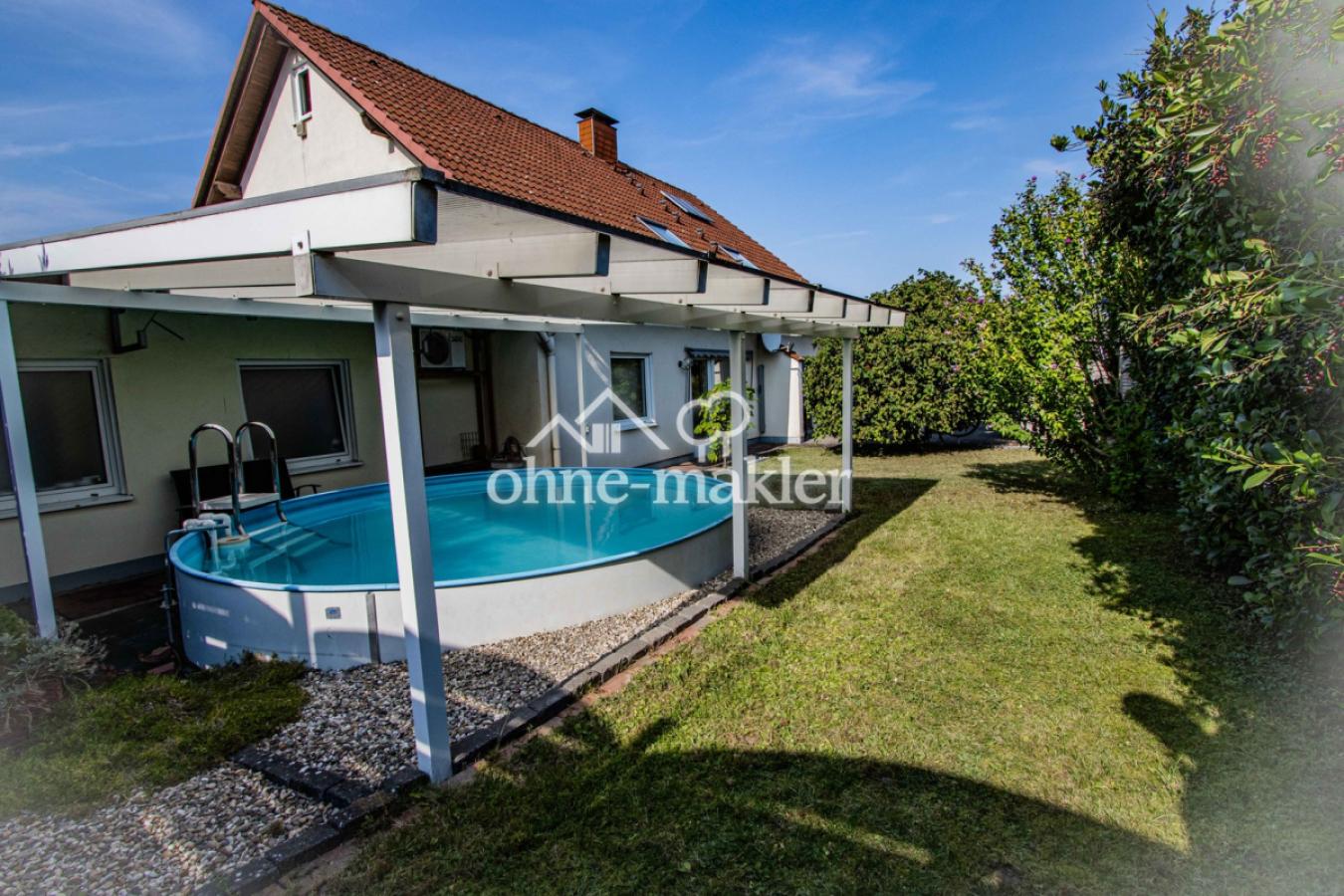 Garten mit überdachtem Pool