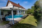 Garten mit überdachtem Pool