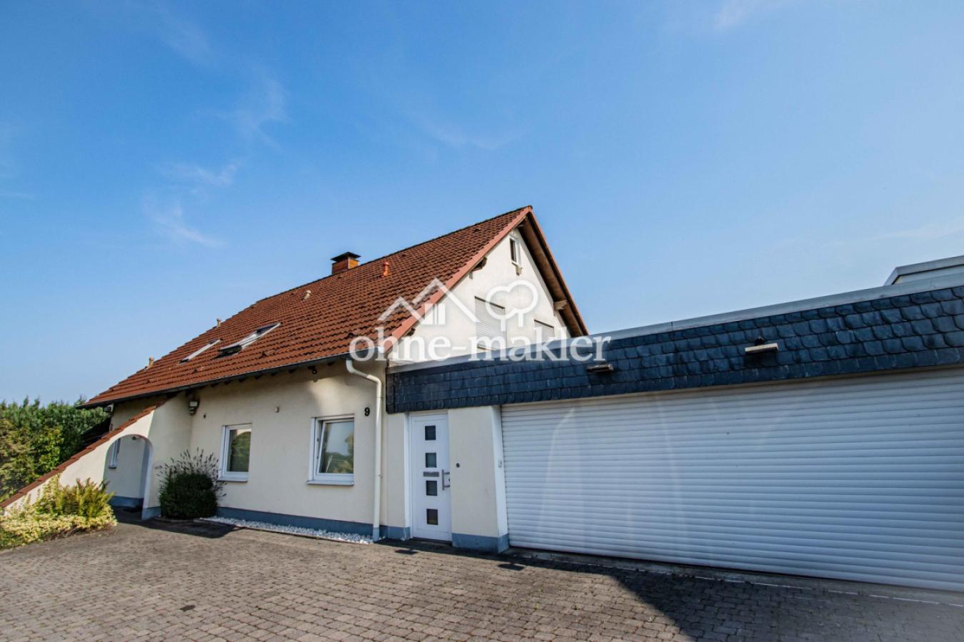 Frontansicht mit Doppelgarage