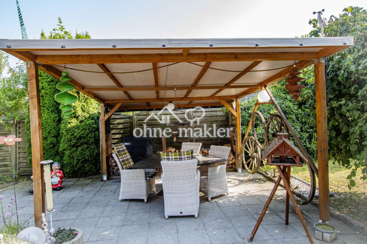 Überdachte Sitzecke im Garten