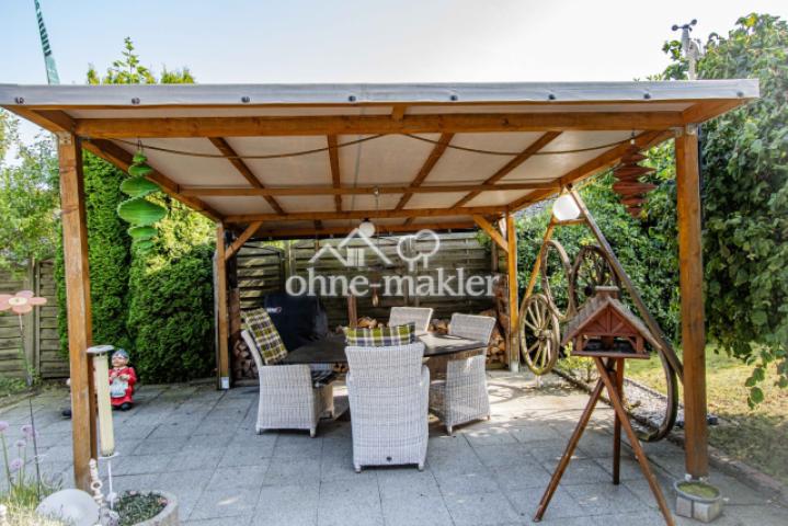 Überdachte Sitzecke im Garten