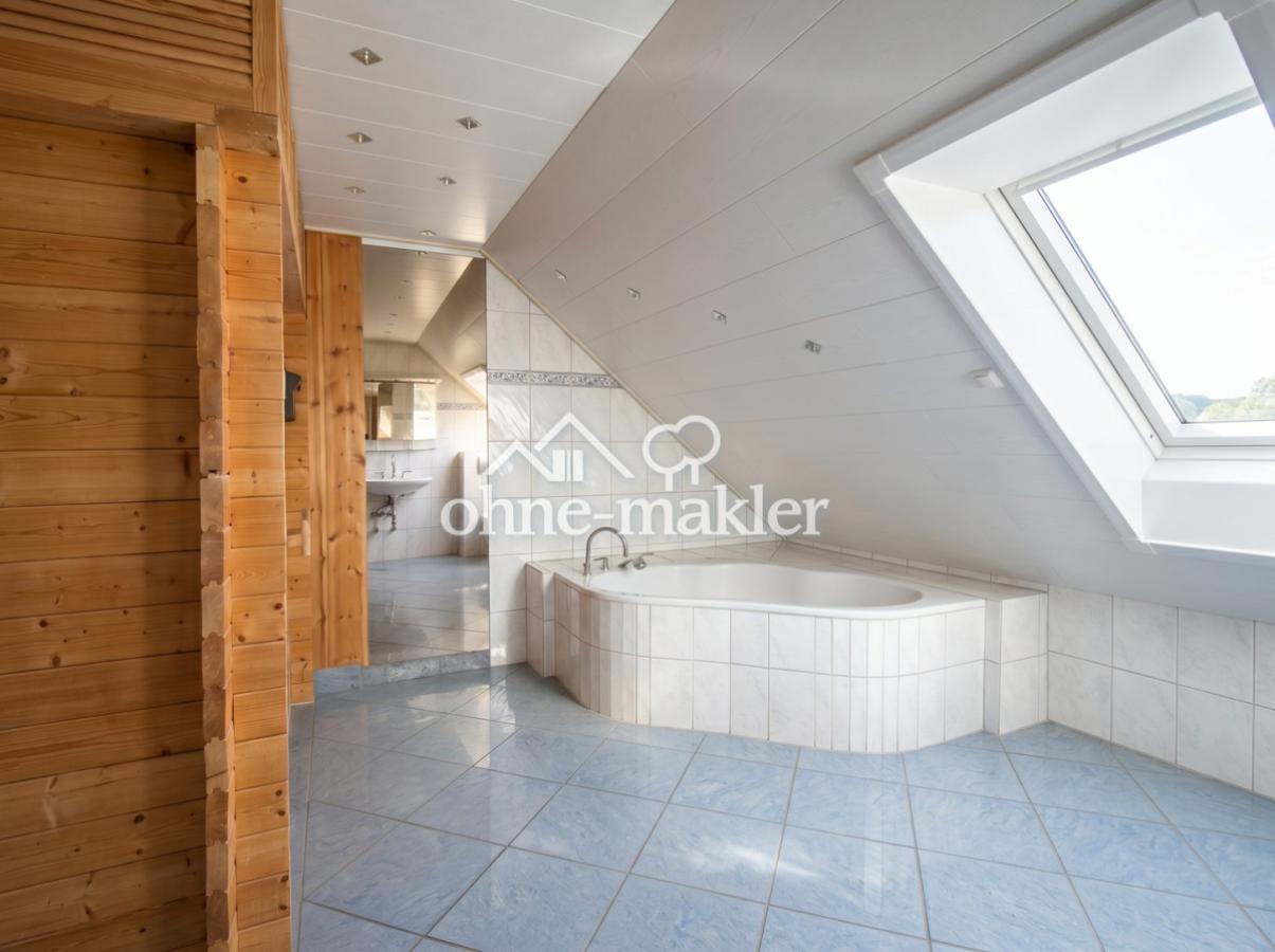 Badezimmer mit Eckbadewanne