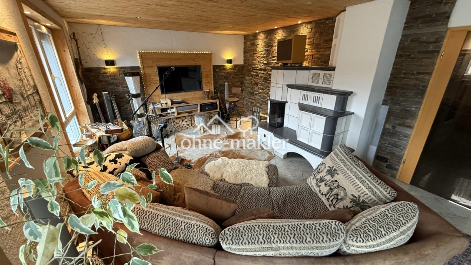 Wohnzimmer mit gem. Kachelofen