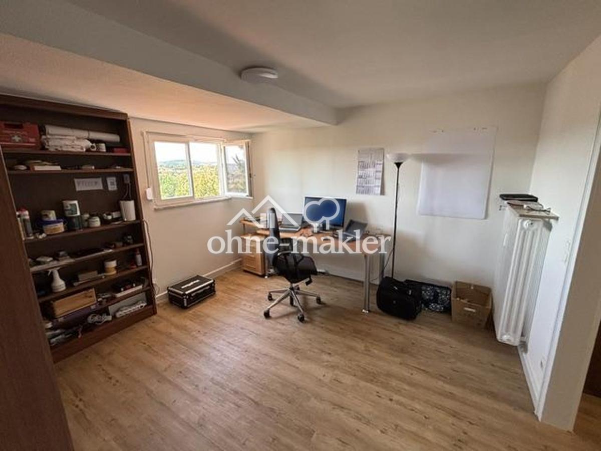 Zimmer mit Einbauregal