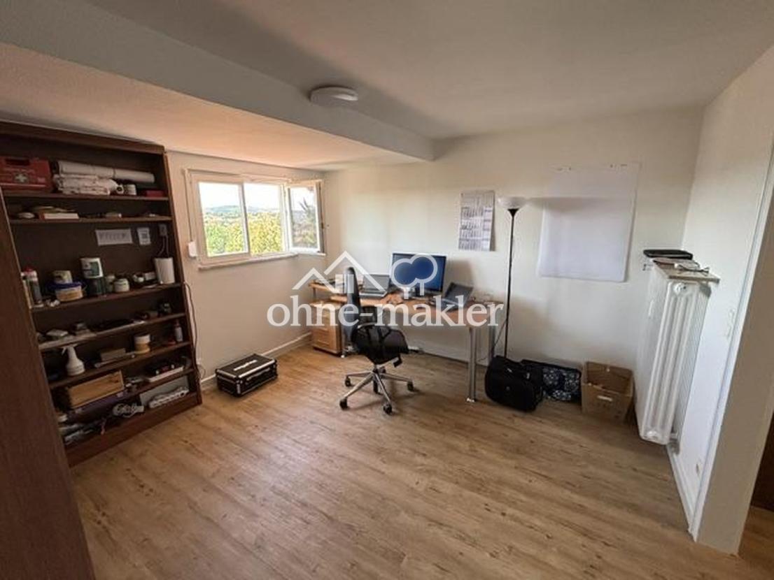 Zimmer mit Einbauregal