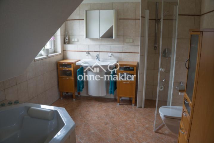 Bad mit Dusche + Wanne