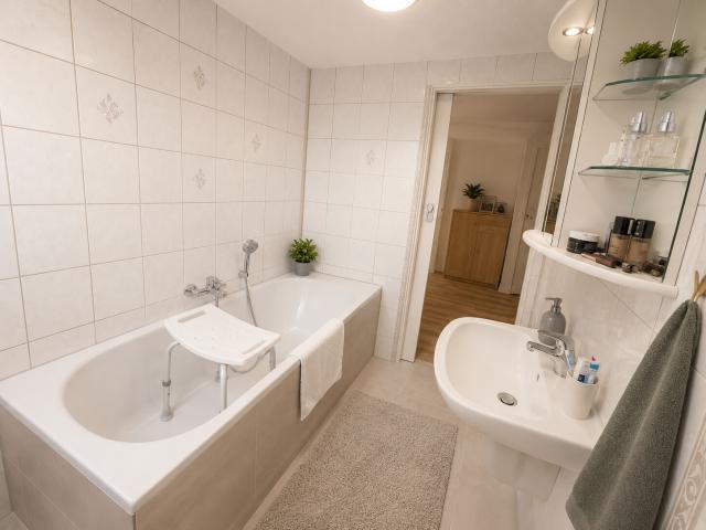 DG_Badezimmer-Wanne_KI