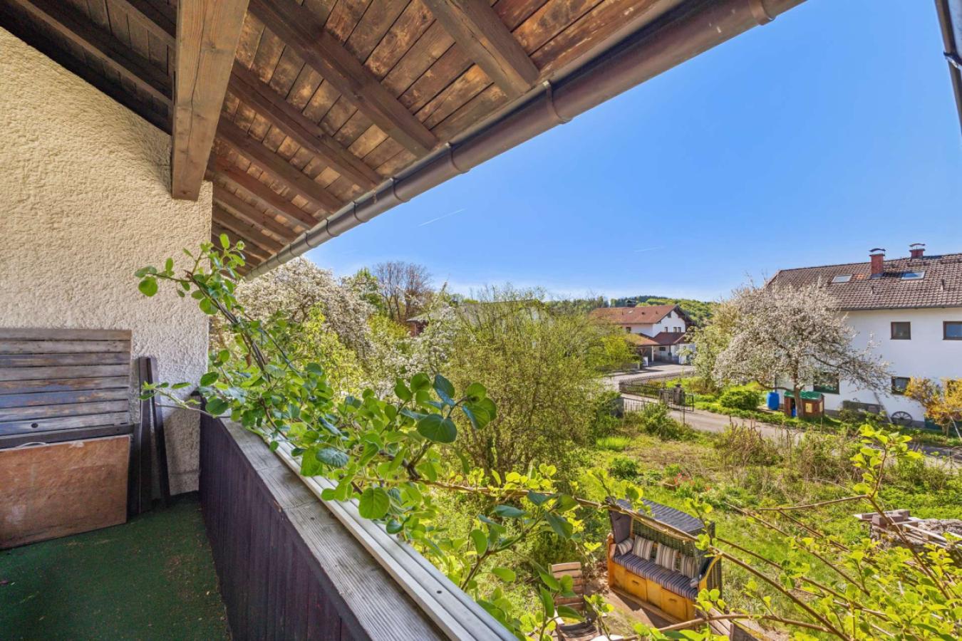 Südblick vom Balkon über Terrasse