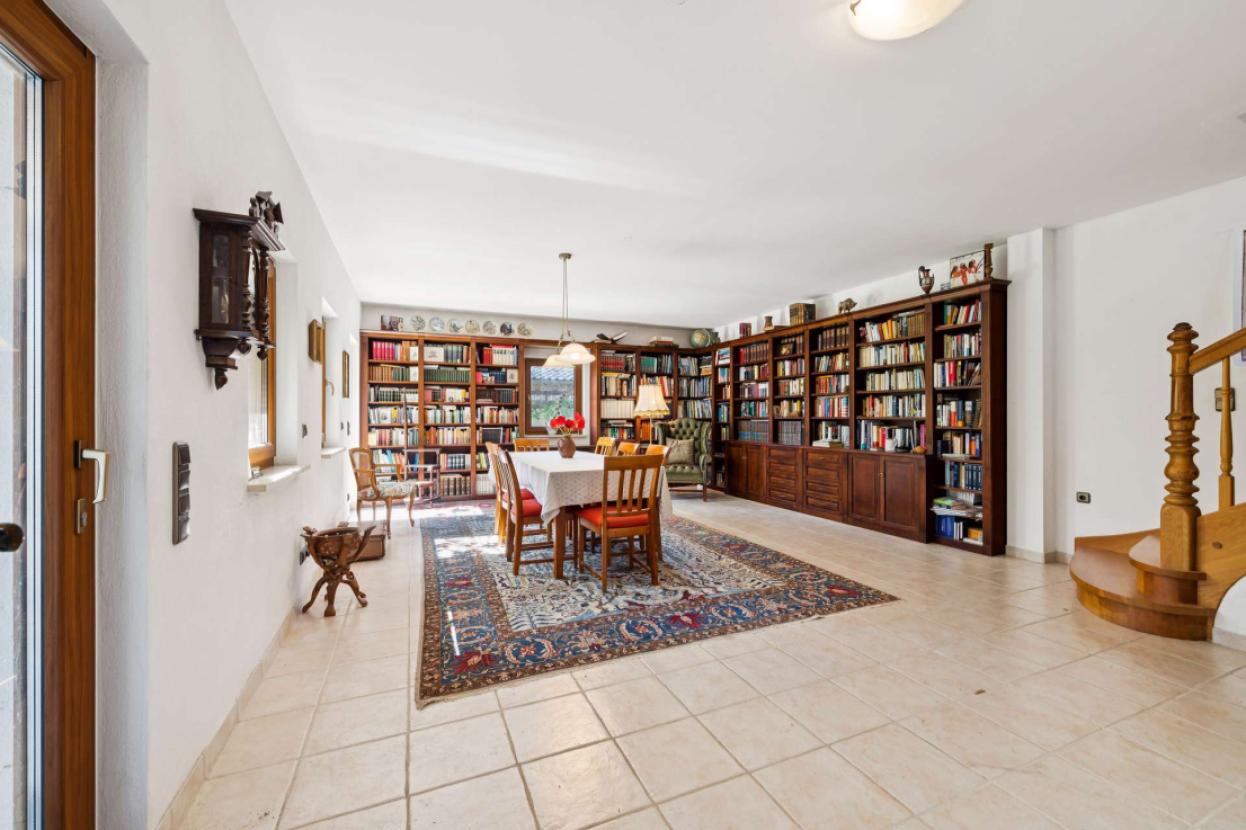 Bibliothek mit Treppe nach oben im Neubau