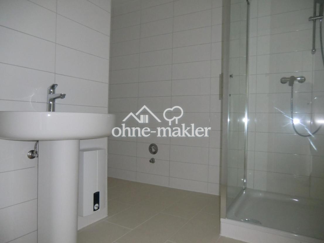 Bad/Dusche und Waschtisch