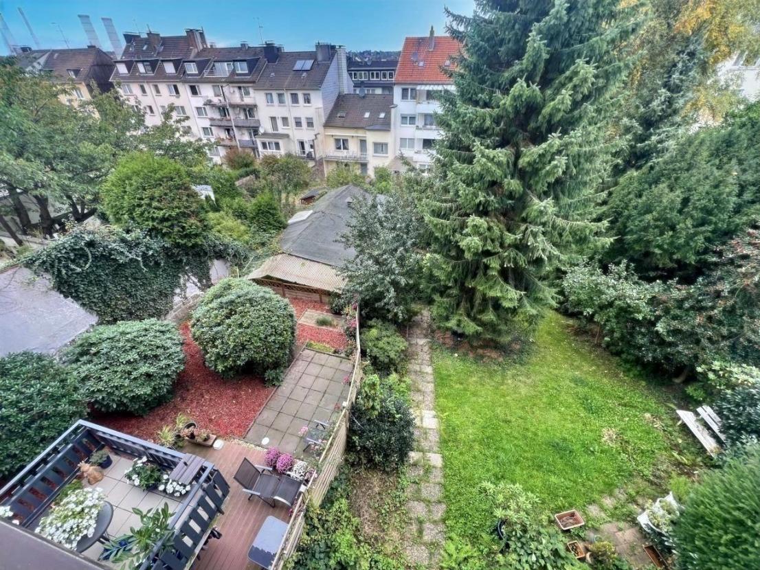 Garten mit Hinterhaus