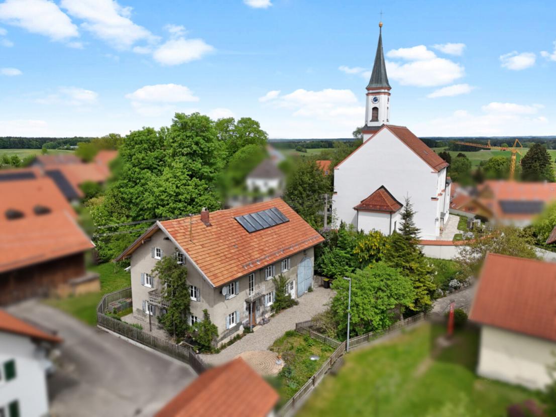 Ensemble mit Kirche