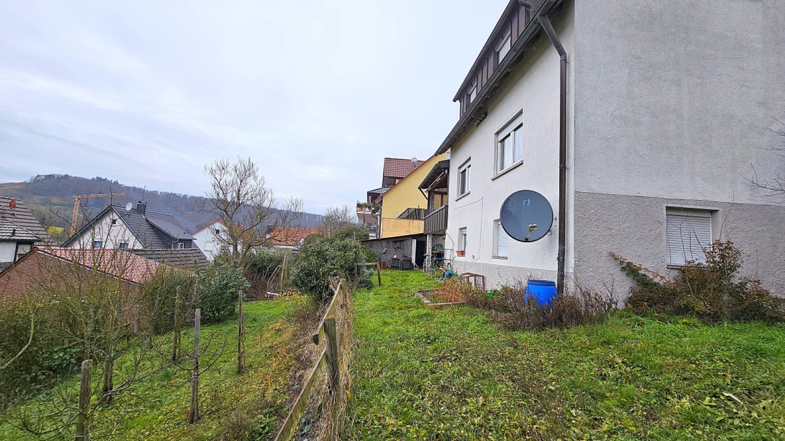 Gebäuderückseite mit Garten