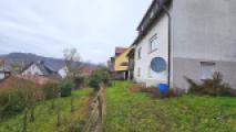 Gebäuderückseite mit Garten
