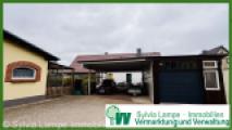 Hof mit Garage und Carport
