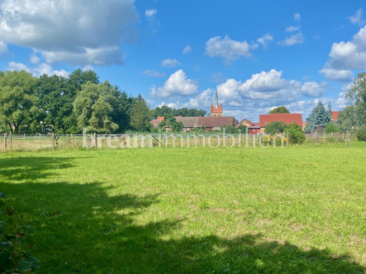 Blick vom Garten zum Dorfkern