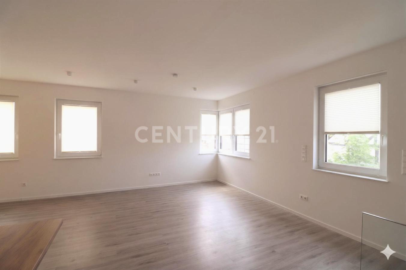 Wohnzimmer mit viel Lichteinfall