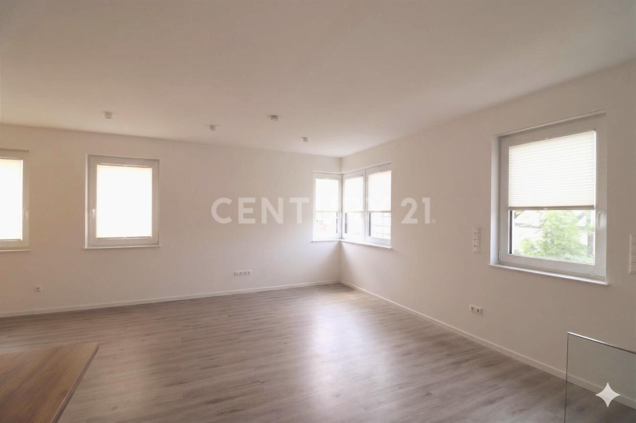 Wohnzimmer mit viel Lichteinfall