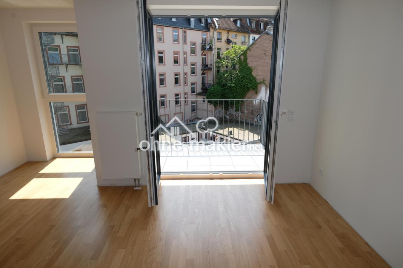 Wohnzimmer mit Balkon