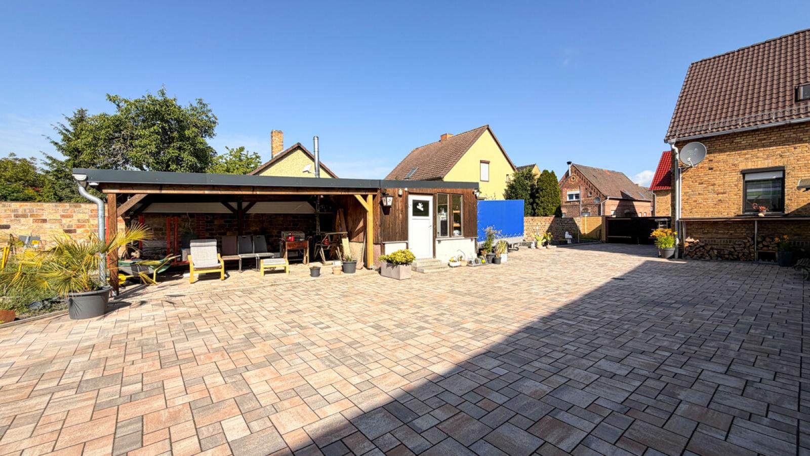 Innenhof mit Blick zum Carport