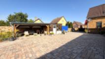 Innenhof mit Blick zum Carport