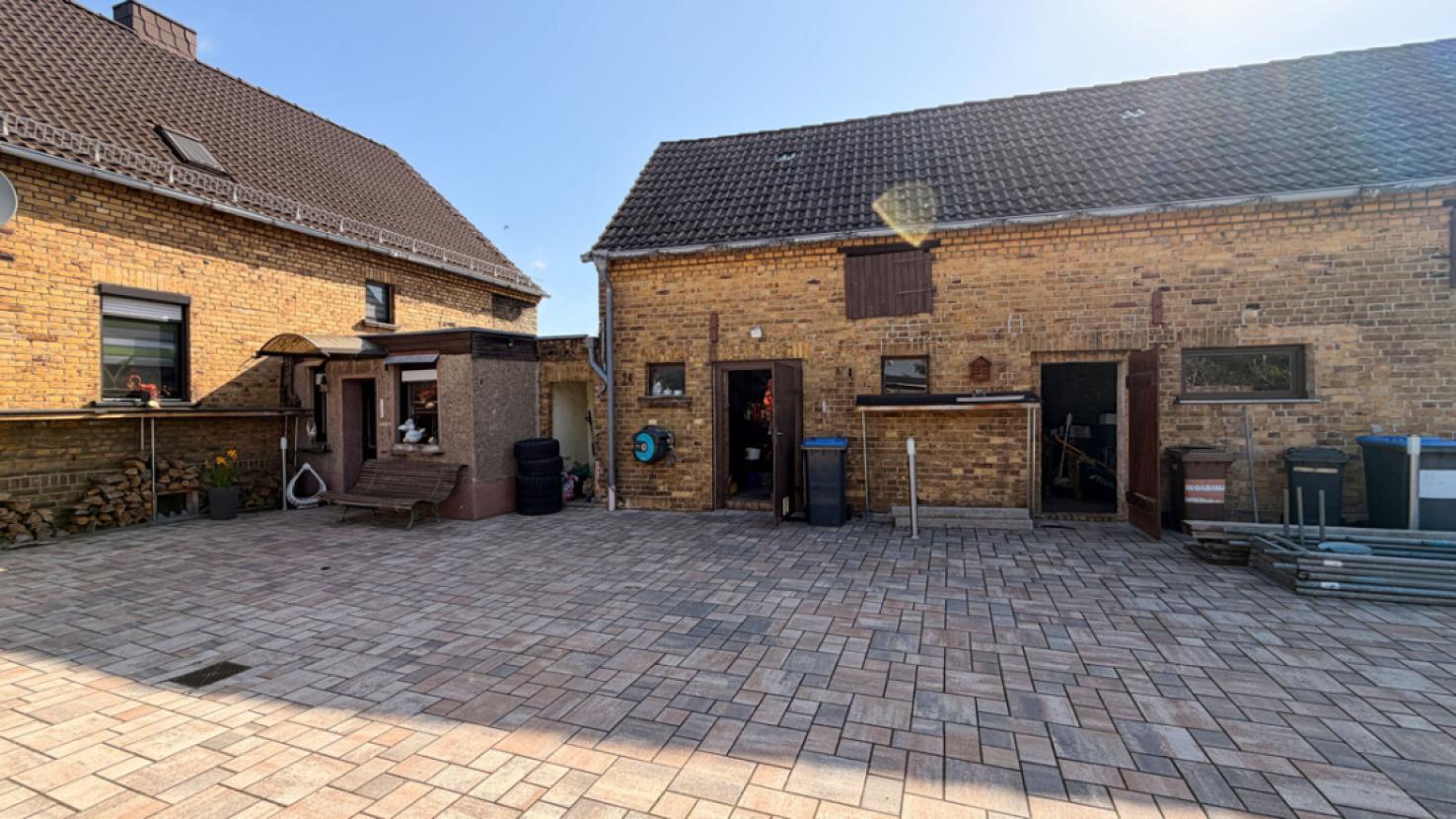Innenhof mit Nebengelass