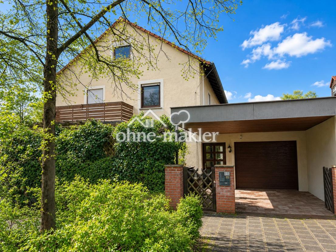 Hausansicht mit Garage