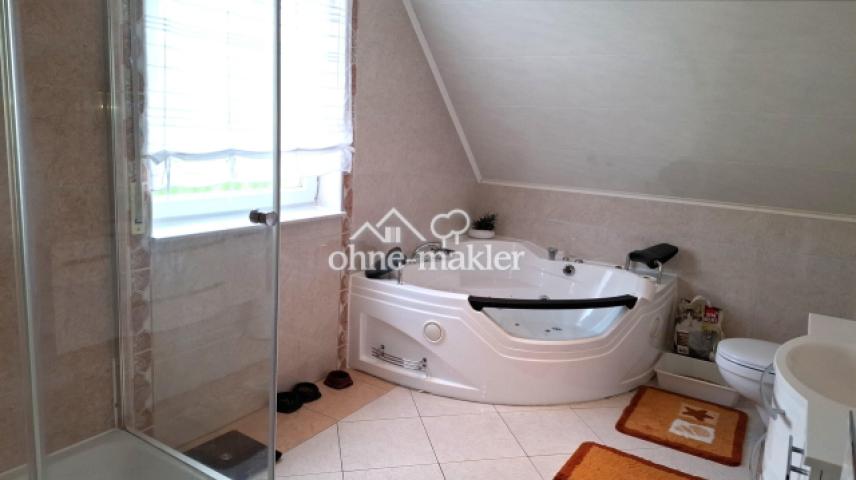 Bad mit Dusche im OG