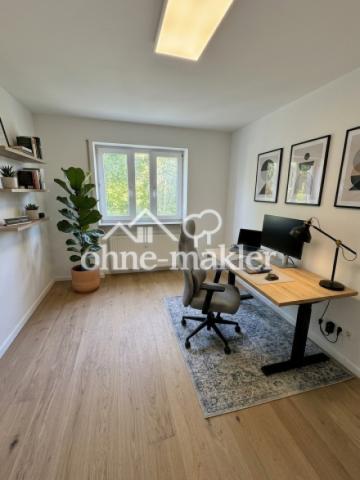 Arbeitszimmer möbliert mit KI