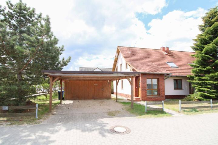 Außenansicht vorn + Doppelcarport