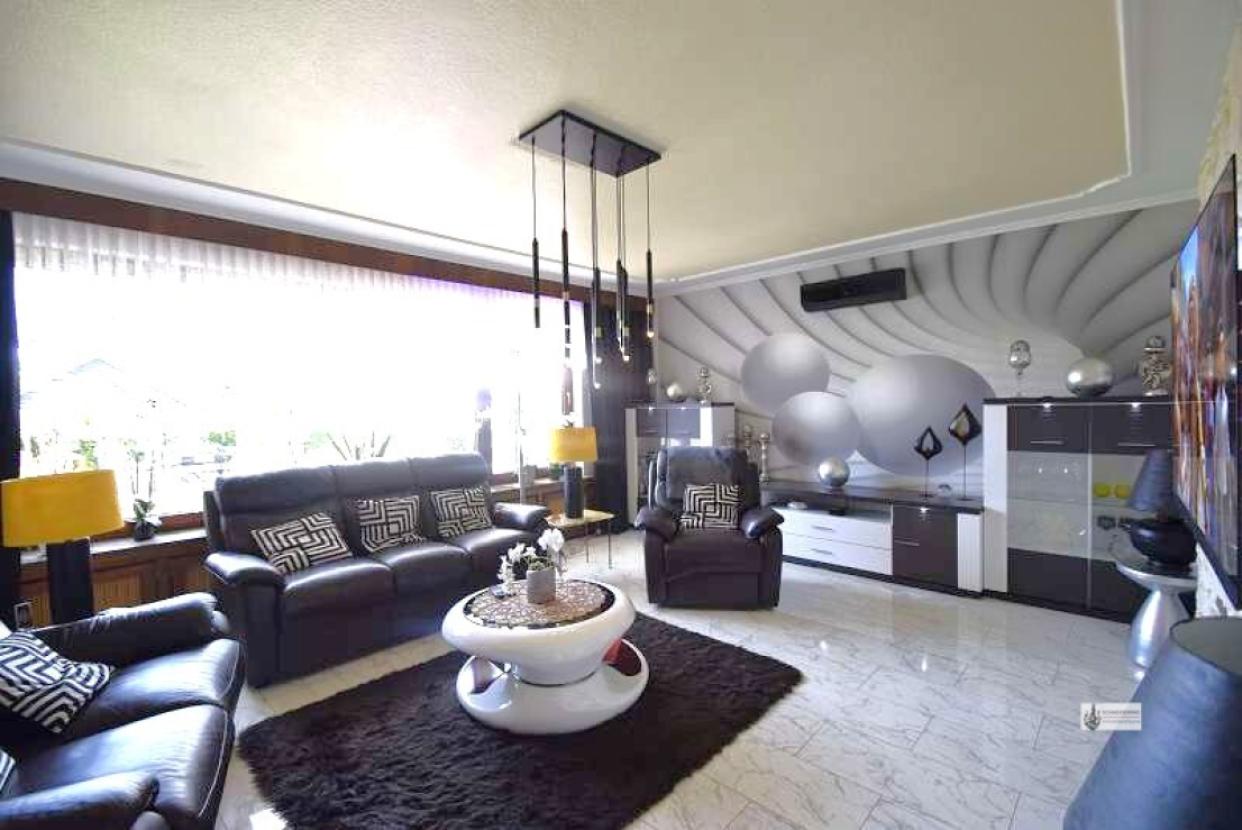 16 Wohnzimmer mit großer Panoramascheibe