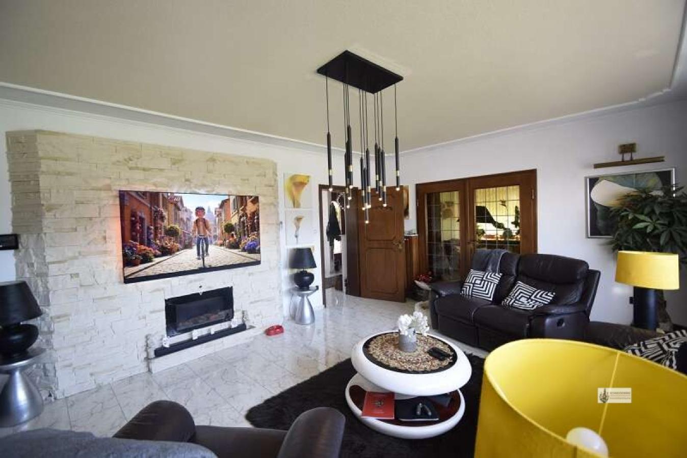 17 Steinwand im Wohnzimmer