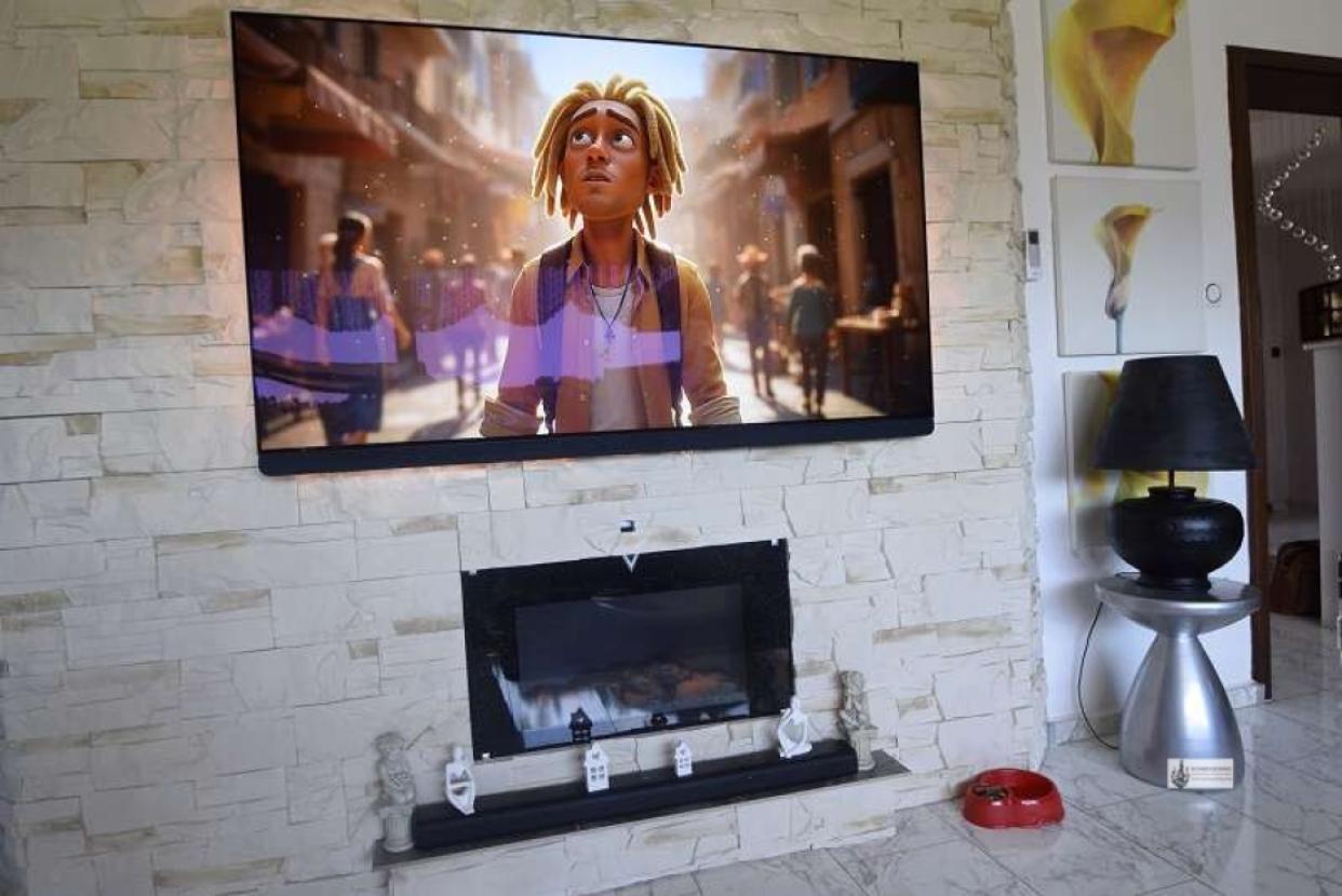 18 Fernseher über dem elektrischen Kaminofen