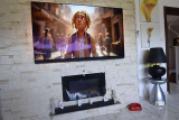 18 Fernseher über dem elektrischen Kaminofen