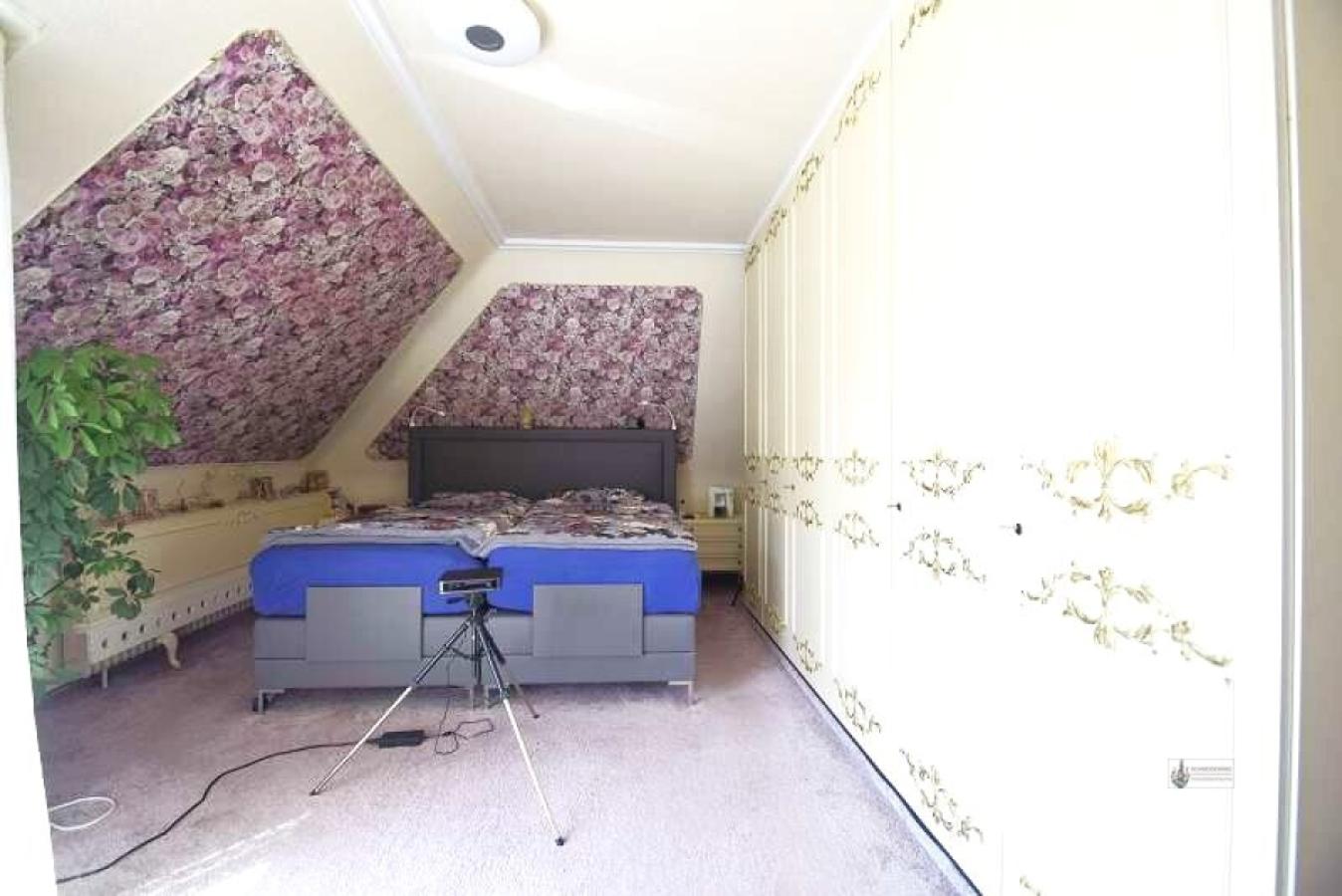 22 Elternschlafzimmer mit Einbauschrank