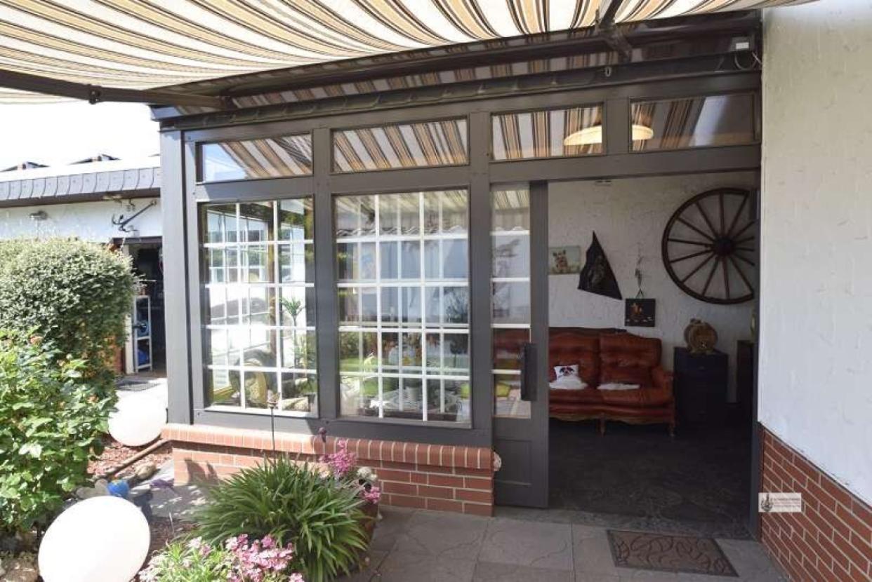39 Blick zum Anbau Garage mit Markise