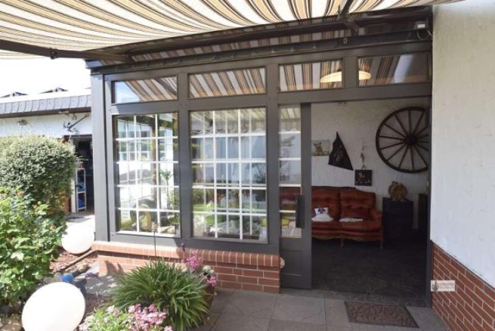 39 Blick zum Anbau Garage mit Markise