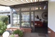 39 Blick zum Anbau Garage mit Markise
