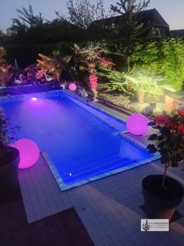 50 Pool bei Nacht