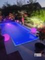 50 Pool bei Nacht