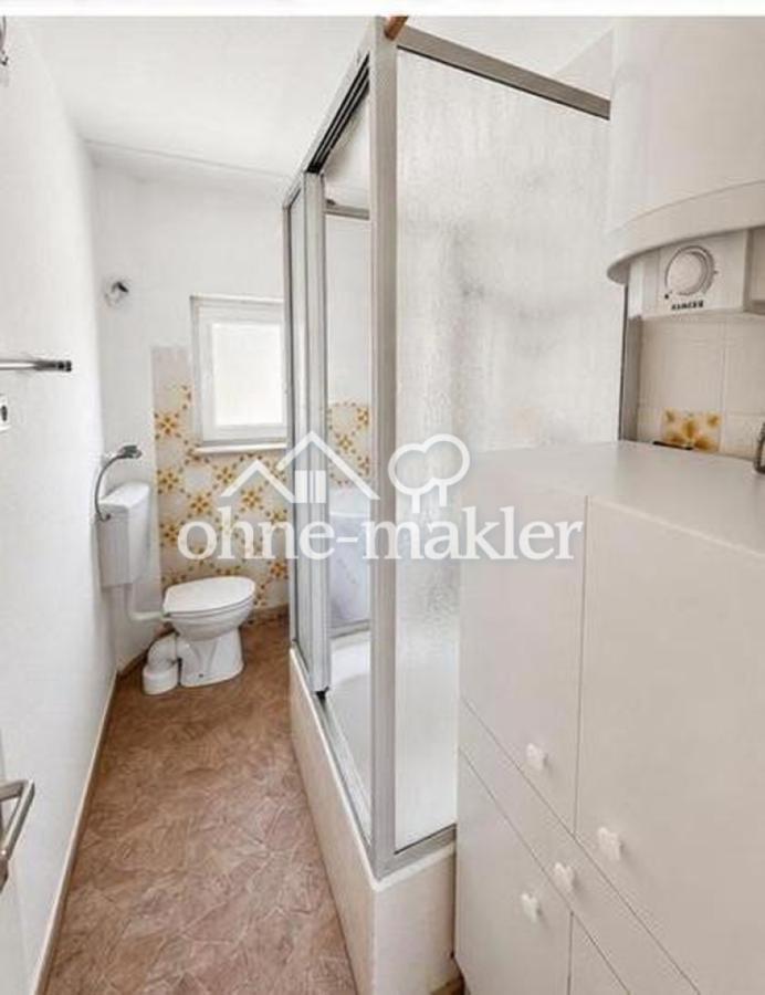 Bad mit Dusche und WC