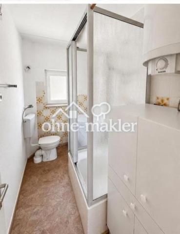 Bad mit Dusche und WC