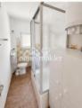 Bad mit Dusche und WC