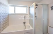 Dusche und Badewanne